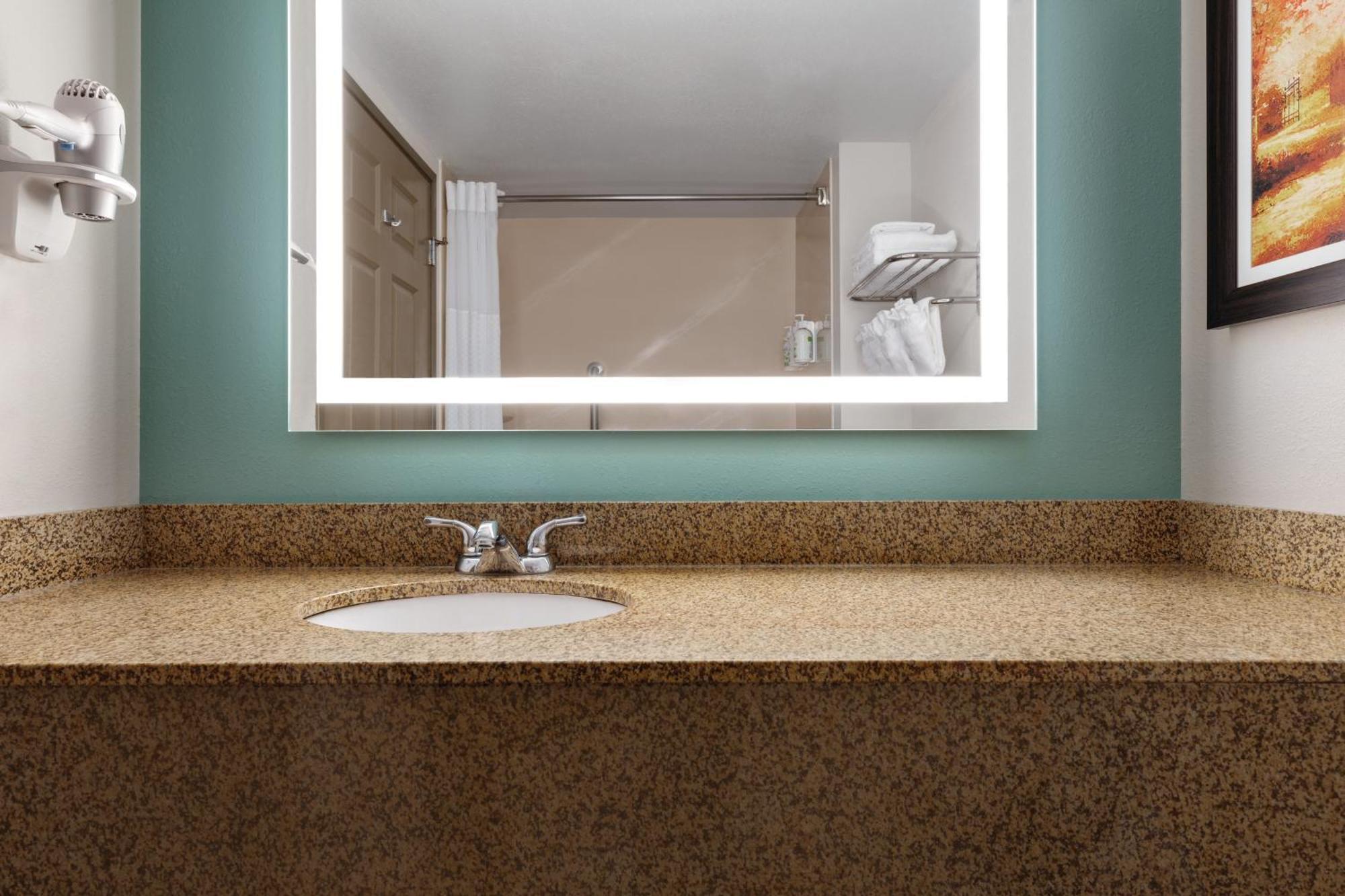 Hotel Wingate By Wyndham East Louisville