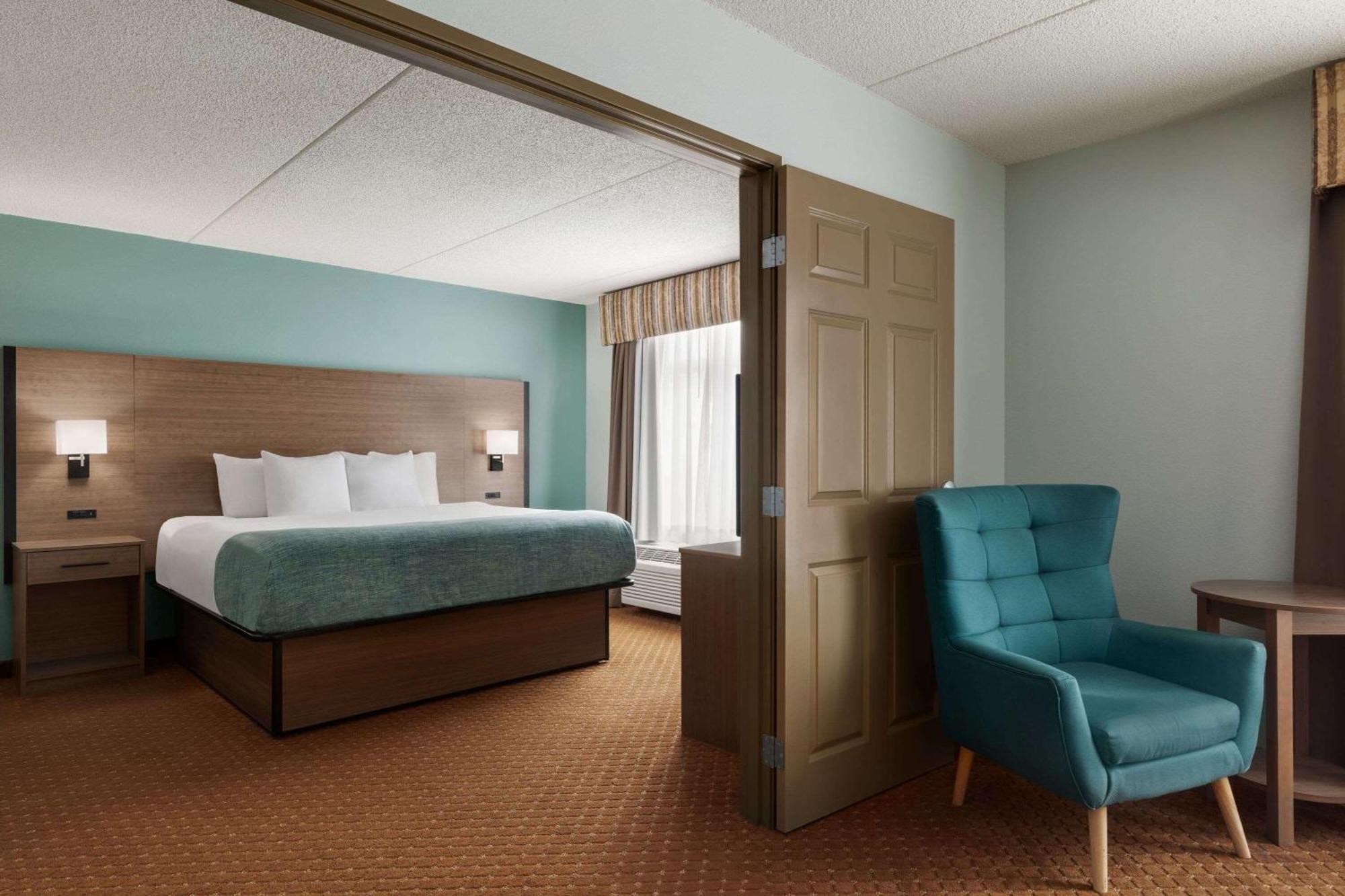 Wingate By Wyndham East Hotel 3*