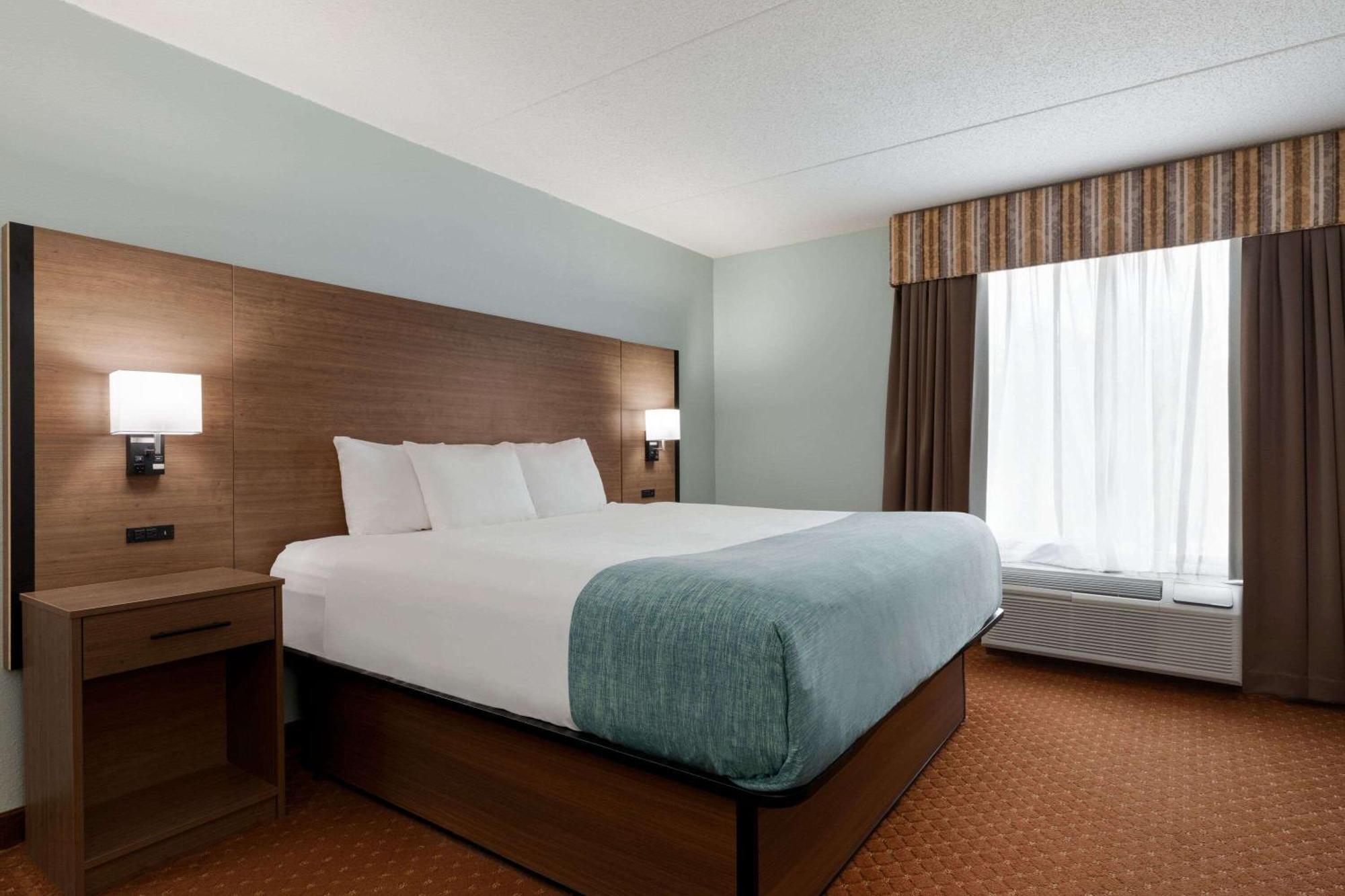 Wingate By Wyndham East Hotel 3*